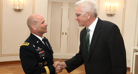 Ministerpräsident Winfried Kretschmann (r.) begrüßt Generalleutnant Christopher G. Cavoli (l.) in der Villa Reitzenstein in Stuttgart