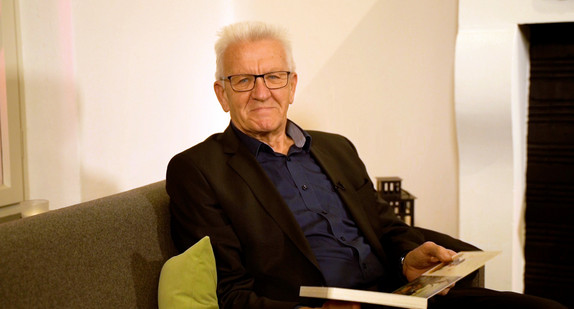 Ministerpräsident Winfried Kretschmann liest am Bundesweiten Vorlesetag aus zwei Kinderbüchern.