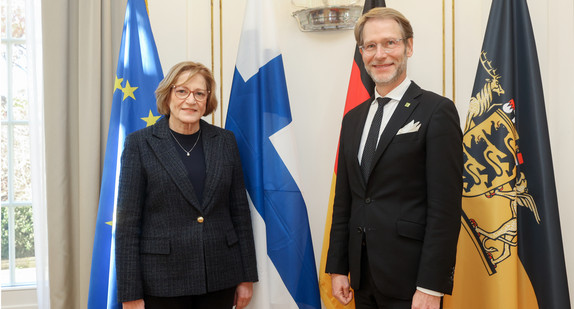 Staatsminister Dr. Florian Stegmann (rechts) und die Generaldirektorin des Regionalverwaltungsamtes Nordfinnland, Terttu Savolainen (links)