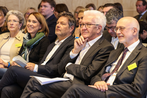 von links nach rechts: Barbara Bosch, Staatsrätin für Zivilgesellschaft und Bürgerbeteiligung, Petra Olschowski, Ministerin für Wissenschaft, Forschung und Kunst, Dr. Robert Habeck, Vizekanzler und Bundesminister für Wirtschaft und Klimaschutz, Ministerpräsident Winfried Kretschmann und Prof. Dr. Thomas Puhl, Rektor der Universität Mannheim