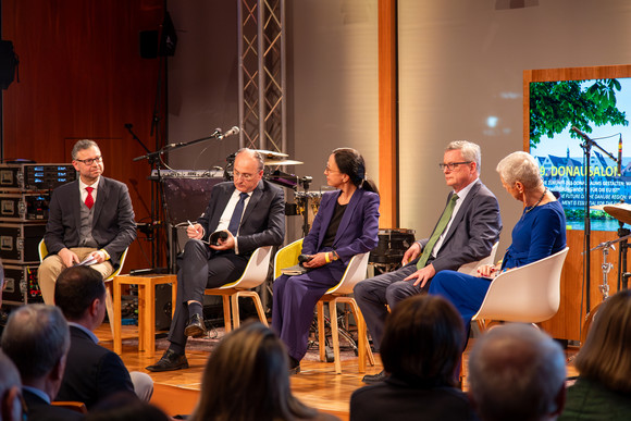 von links nach rechts: Dr. Kai-Olaf Lang, Stiftung Wissenschaft und Politik; S.E. Damir Arnaut, Botschafter von Bosnien und Herzegowina; Miriam Kosmehl, Bertelsmann Stiftung; Dr. Johannes Eigner, Sonderbeauftragter für den Westbalkan der Republik Österreich und Moderatorin Marieluise Beck, Zentrum für Liberale Moderne