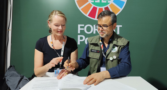 Naturschutzministerin Thekla Walker und Mauro Oliveira Pires, Präsident des staatlichen Chico-Mendes-Institut für Biodiversitätserhalt, haben auf der COP30 in Belém ein Kooperationsabkommen unterzeichnet.
