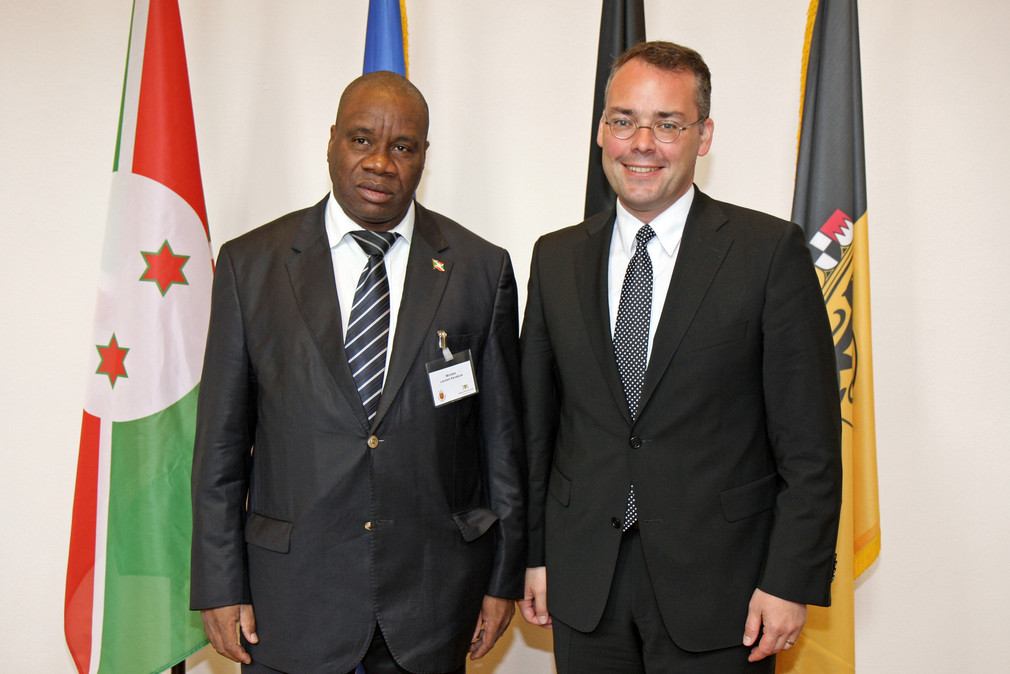 Minister Peter Friedrich (r.) und Minister Laurent Kavakure (l.)