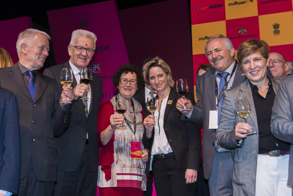 Gruppenbild auf dem Weinfest „Stuttgart meets Mumbai“