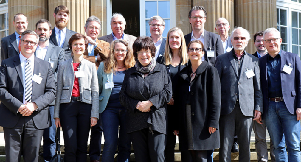 Gruppenbild mit Staatsrätin Gisela Erler (vorne in der Mitte) vor der Villa Reitzenstein