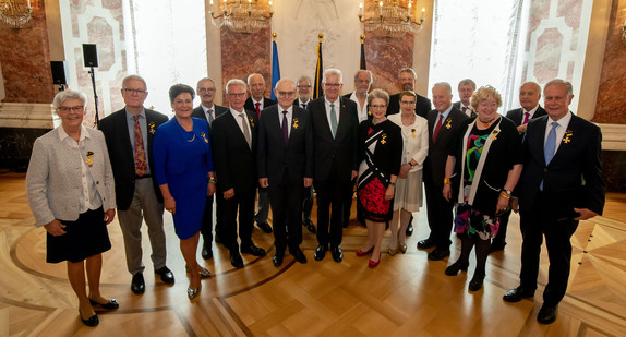 Gruppenbild mit Ministerpräsident Winfried Kretschmann (M.) und den Ordensprätendenten (Bild: Staatsministerium Baden-Württemberg)