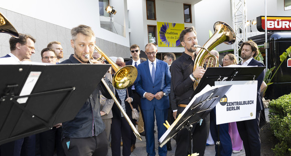 Politisches Sommerfest 60. Stallwächterparty: Aus Tradition in die Zukunft SWP 2025: Die Berliner Kapelle Zentralblech spielt für die Gäste auf dem Vorplatz.