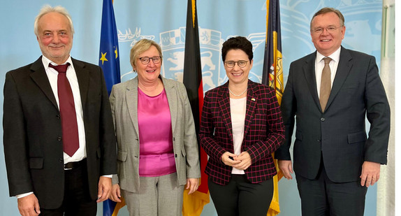 von links nach rechts: Präsident des Arbeitsgerichts Mannheim, Rolf Maier; Präsidentin des Landesarbeitsgerichts Baden-Württemberg, Dr. Betina Rieker; Ministerin der Justiz und für Migration, Marion Gentges und Ministerialdirektor Elmar Steinbacher