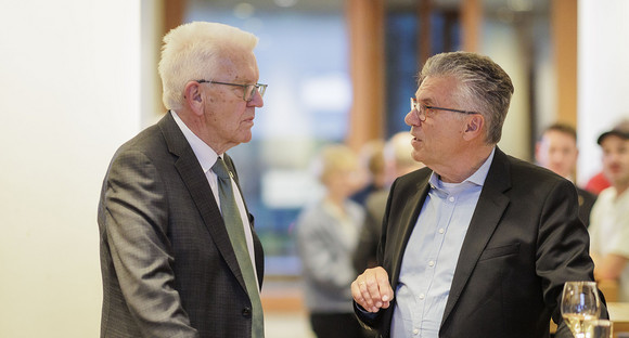 Ministerpräsident Winfried Kretschmann im Gespräch mit einem Gast