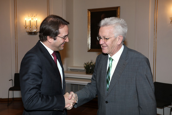 Ministerpräsident Winfried Kretschmann (r.) und der österreichische Botschafter Dr. Nikolaus Marschik (l.)