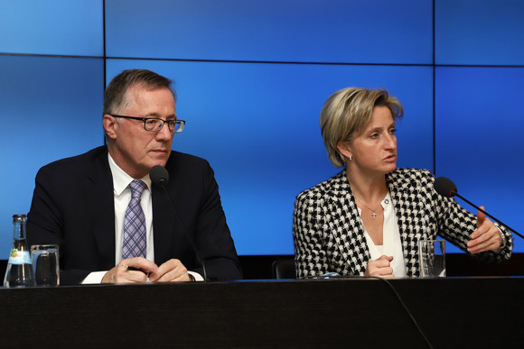 Wirtschaftsministerin Dr. Nicole Hoffmeister-Kraut  (r.) und der Technologiebeauftragte der Landesregierung, Prof. Dr. Wilhelm Bauer (l.) (Bild: Staatsministerium Baden-Württemberg)