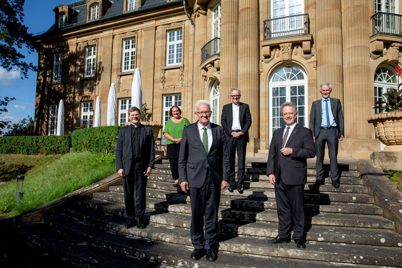 v.l.n.r.: Erzbischof Stephan Burger (Erzdiözese Freiburg), Staatsministerin Theresa Schopper, Ministerpräsident Winfried Kretschmann, Landesbischof Dr. Frank Otfried July (Evangelische. Landeskirche Württemberg), Generalvikar Dr. Clemens Stroppel (Diözese Rottenburg-Stuttgart) und Landesbischof Prof. Dr. Jochen Cornelius-Bundschuh (Evangelische Landeskirche Baden) (Bild: Staatsministerium Baden-Württemberg)