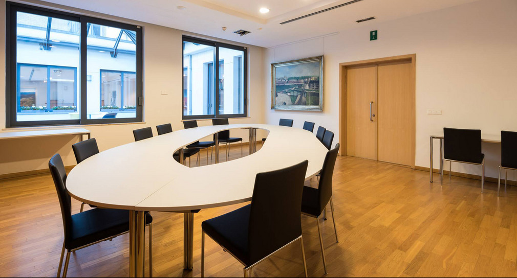 Blick in den Seminarraum Mannheim mit Tisch-Oval der Landesvertretung in Brüssel.