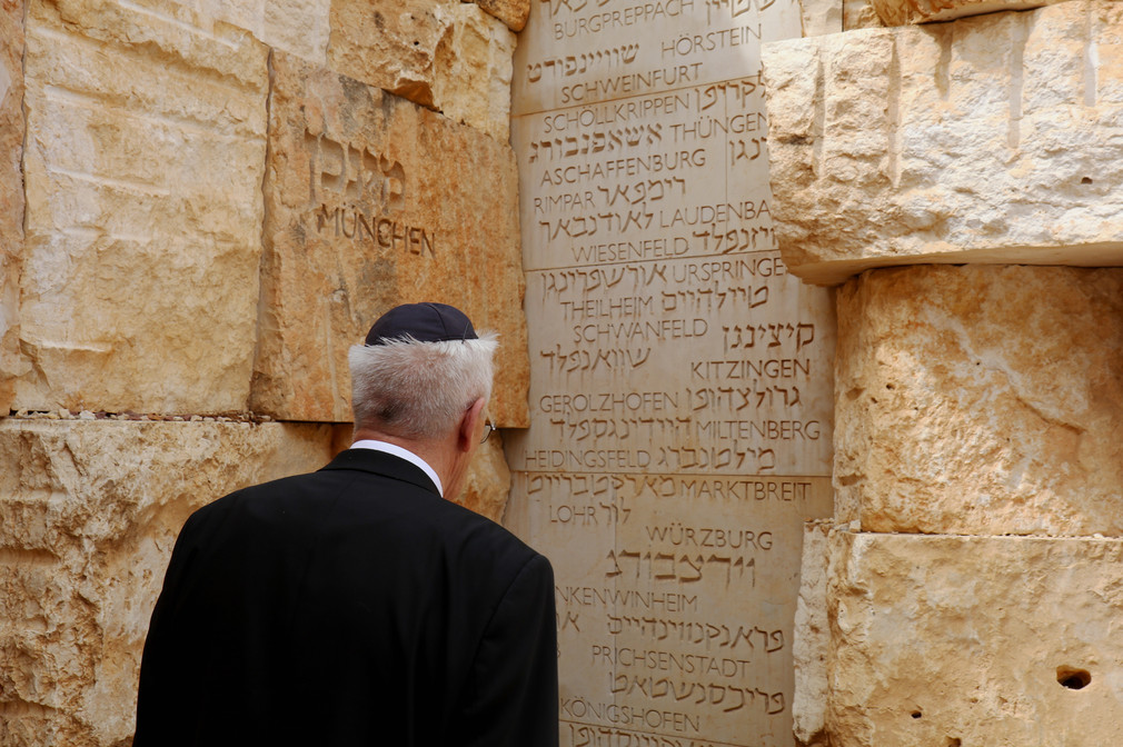 Ministerpräsident Winfried Kretschmann in der Gedenkstätte Yad Vashem