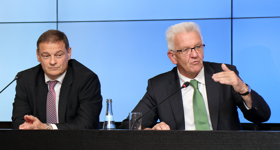 Ministerpräsident Winfried Kretschmann (r.) und Franz Loogen (l.), Geschäftsführer der e-mobil BW GmbH