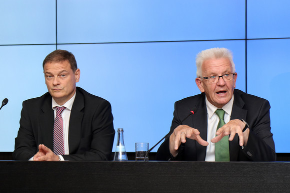 Ministerpräsident Winfried Kretschmann (r.) und Franz Loogen (l.), Geschäftsführer der e-mobil BW GmbH