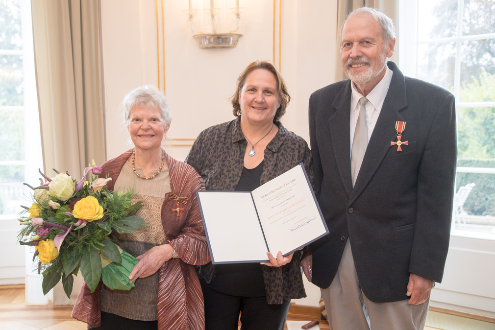 v.l.n.r.: Frau Elisabeth Marquart, Staatssekretärin Theresa Schopper und Dr. med. Karl-Horst Marquart (Bild: Staatsministerium Baden-Württemberg)