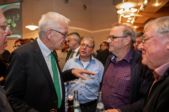 Ministerpräsident Winfried Kretschmann im Gespräch mit Bürgern (Bild: Staatsministerium Baden-Württemberg)