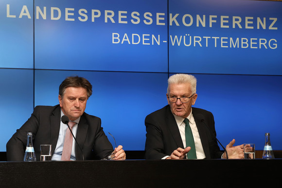 Ministerpräsident Winfried Kretschmann (r.), Sozial- und Integrationsminister Manne Lucha (l.) (Bild: Staatsministerium Baden-Württemberg)