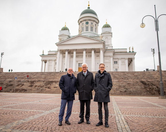 Ministerpräsident Winfried Kretschmann (M.), Verkehrsminister Winfried Hermann (l.) und Staatssekretär Dr. Florian Stegmann (r.) vor dem Dom von Helsinki (Finnland) (Bild: Staatsministerium Baden-Württemberg)