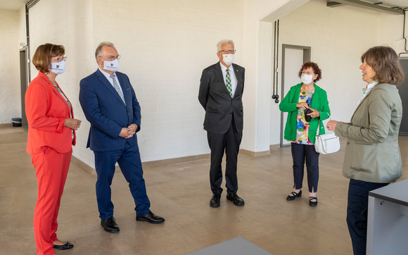 v.l.n.r.: Gabriele und Reiner Haseloff, Ministerpräsident von Sachsen-Anhalt, Ministerpräsident Winfried Kretschmann und Ehefrau Gerlinde und Regina Bittner, stellvertretende Bauhaus-Direktorin (Bild: Staatsministerium Baden-Württemberg)