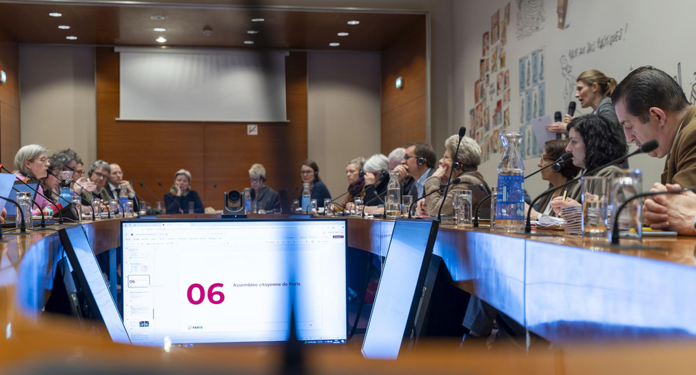 Staatsrätin Barbara Bosch (fünfte von rechts) im Gespräch mit Mitgliedern des Ständigen Bürgerrats der Stadt Paris