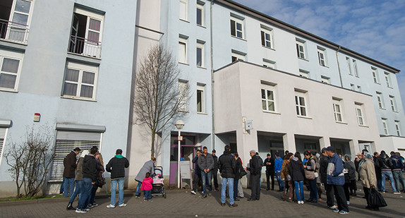 Asylbewerber vor der Landeserstaufnahmeeinrichtung (LEA) in Karlsruhe. (Foto: dpa/ Uwe Anspach)