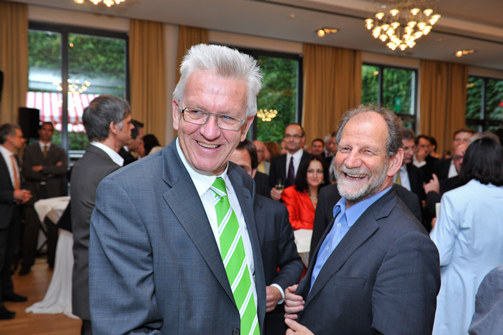 Ministerpräsident Winfried Kretschmann (l.) im Gespräch mit dem EU-Abgeordneten Michael Cramer (r.), Verkehrspolitischer Sprecher der Grünen im EU-Parlament