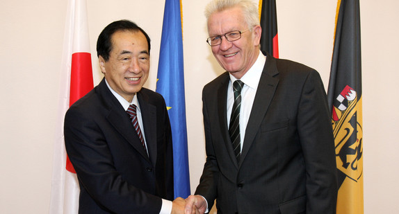 Ministerpräsident Winfried Kretschmann (r.) und der frühere japanische Premierminister Naoto Kan (l.) am 20. März 2014 im Clay Haus in Stuttgart
