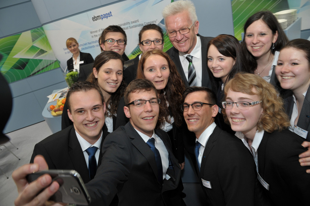 Auszubildende von ebm-papst beim "Selfie" mit Ministerpräsident Winfried Kretschmann (M., hinten)