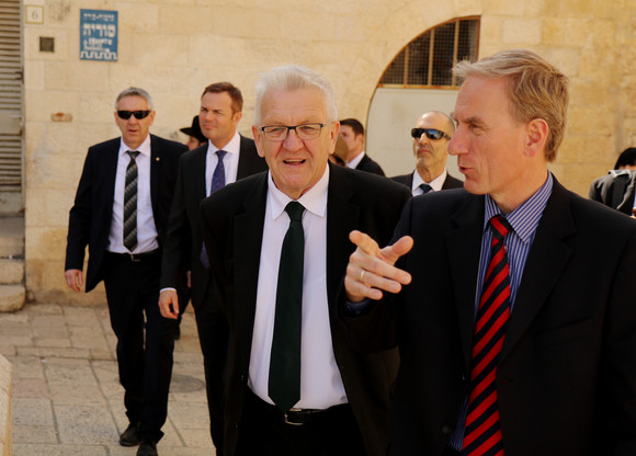 Ministerpräsident Winfried Kretschmann (M.) in der Altstadt von Jerusalem