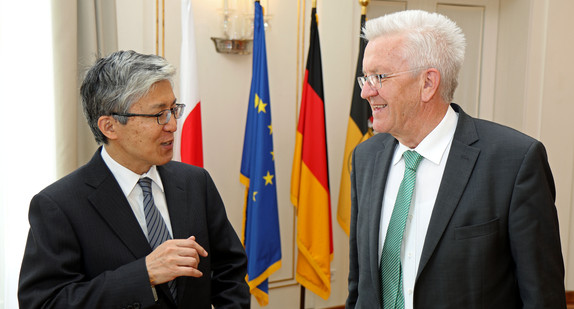 Ministerpräsident Winfried Kretschmann (r.) und der japanische Botschafter Takeshi Yagi (l.)