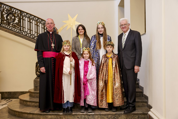 Ministerpräsident Winfried Kretschmann mit der Sternsingergruppe der Kirchengemeinde St. Sebastian Ottenbach, Diözese Rottenburg-Stuttgart