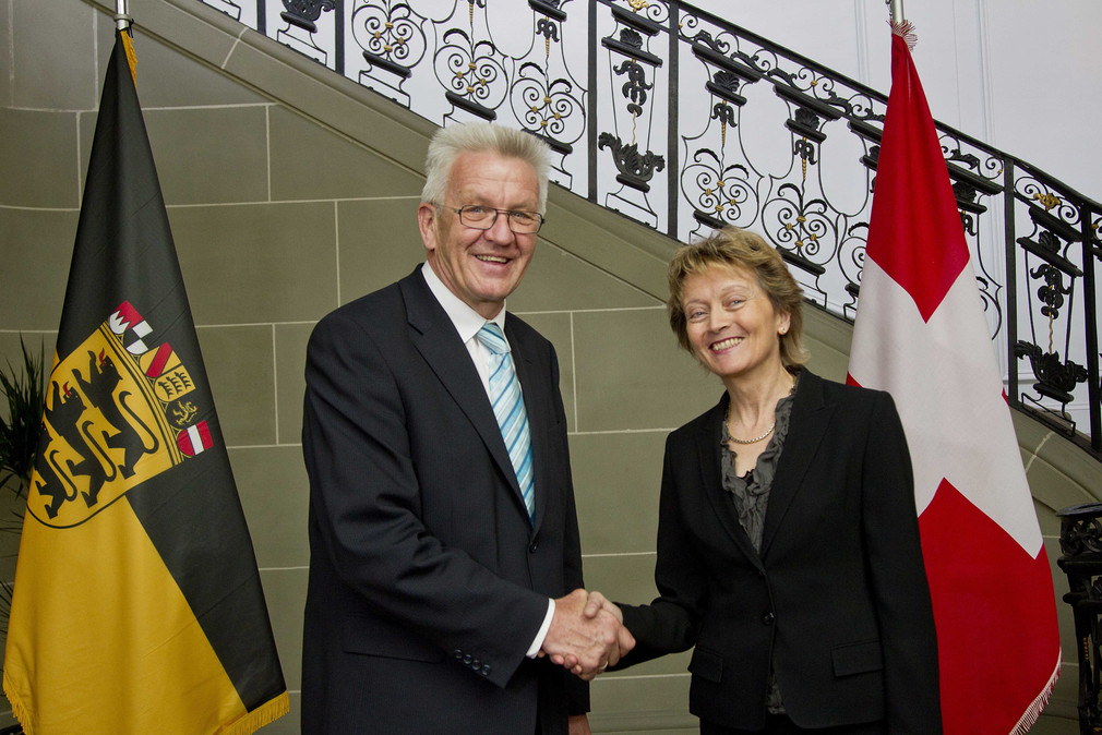 Ministerpräsident Winfried Kretschmann (l.) und die Schweizer Bundespräsidentin Eveline Widmer-Schlumpf (r.) am 30.04.2012 in Bern