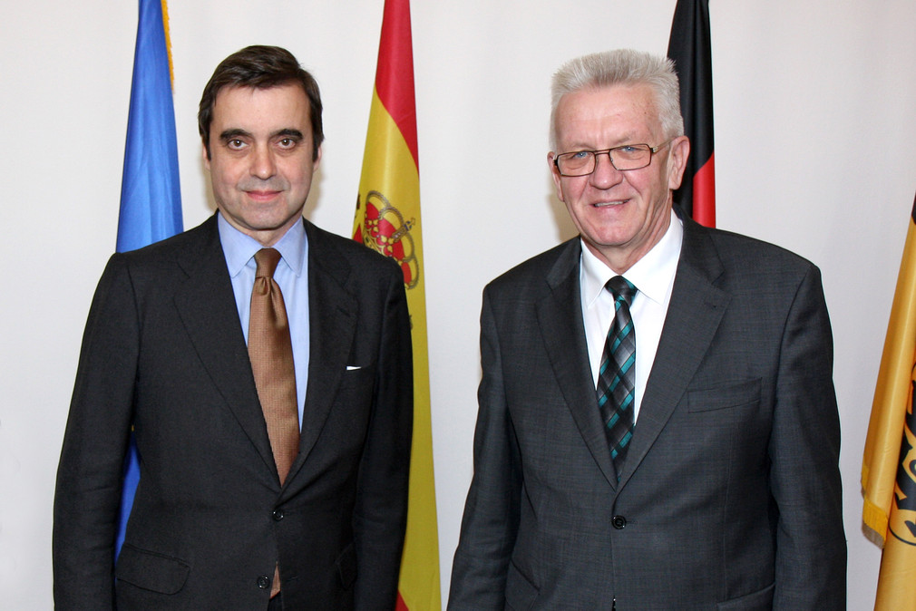 Ministerpräsident Winfried Kretschmann (r.) und der spanische Botschafter Pablo Garcia-Berdoy Cerezo (l.) im Clay Haus in Stuttgart