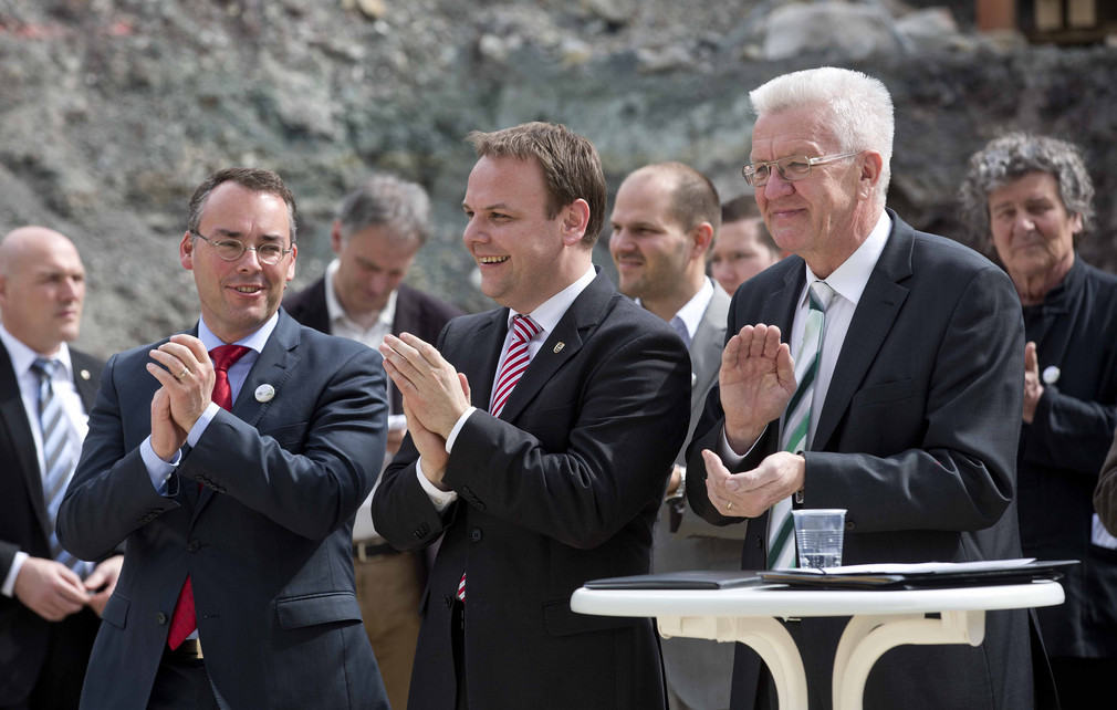 v.l.n.r.: Minister Peter Friedrich, Staatssekretär Ingo Rust und Ministerpräsident Winfried Kretschmann