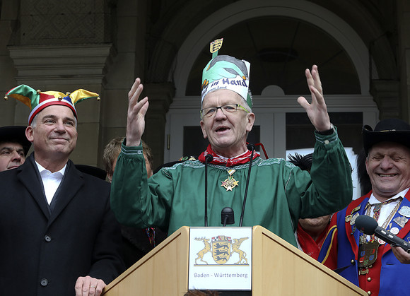 Ministerpräsident Winfried Kretschmann (M.) spricht zu den Narren. 