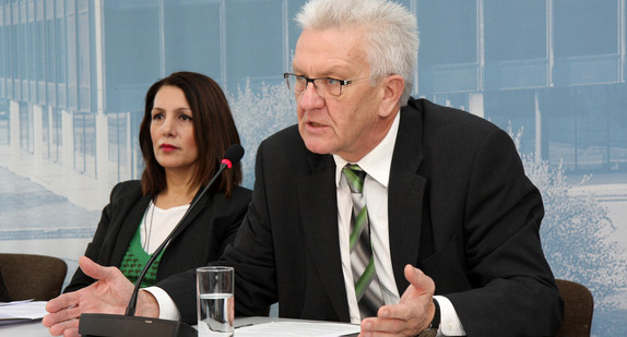 Ministerpräsident Winfried Kretschmann (r.) und Integrationsministerin Bilkay Öney (l.)