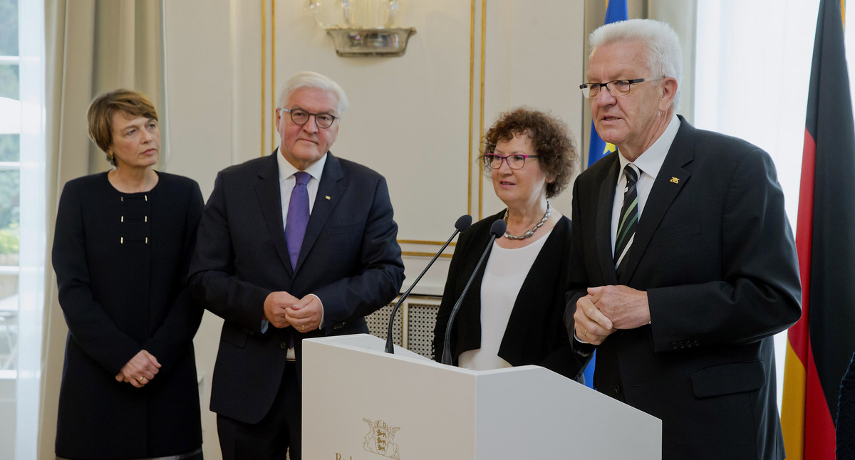 v.r.n.l.: Ministerpräsident Winfried Kretschmann, Gerlinde Kretschmann, Bundespräsident Frank-Walter Steinmeier und Elke Büdenbender in der Villa Reitzenstein in Stuttgart