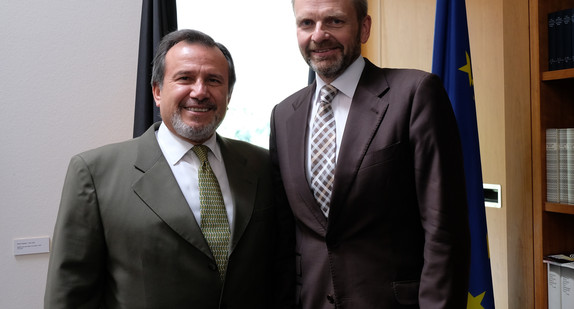 (L-R) Botschafter der Republik Peru Elmer Schialer und Staatssekretär Volker Ratzmann 