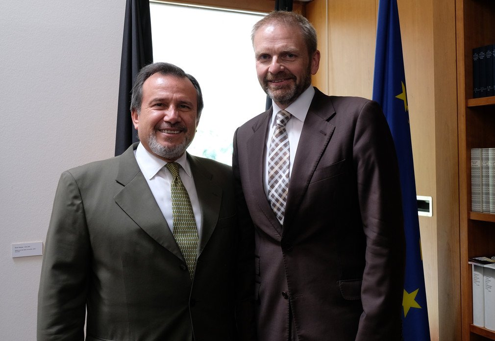 (L-R) Botschafter der Republik Peru Elmer Schialer und Staatssekretär Volker Ratzmann 