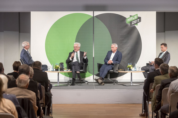 v.l.n.r.: Joachim Dorfs, Chefredakteur der Stuttgarter Zeitung, Ministerpräsident Winfried Kretschmann, Innenminister Thomas Strobl und Christoph Reisinger, Chefredakteur der Stuttgarter Nachrichten. (Bild: Staatsministerium Baden-Württemberg)