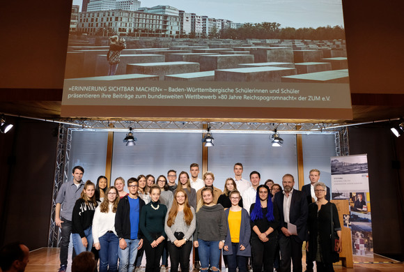 Bundesweiter Schulwettbewerb „Erinnerung sichtbar machen“ Schülerinnen und Schüler der Lessing-Realschule Freiburg, des St. Ursula Gymnasiums Freiburg, der Gertrud-Luckner-Gewerbeschule Freiburg und Berufskolleg, des Martin-Schongauer-Gymnasiums Breisach und des Einstein-Gymnasiums Kehl