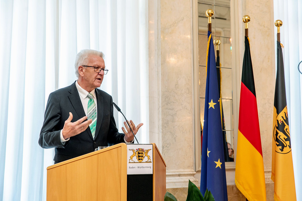 Ministerpräsident Winfried Kretschmann bei seiner Ansprache zu den Gästen (Bild: Staatsministerium Baden-Württemberg)