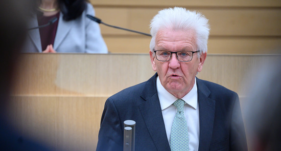 Ministerpräsident Winfried Kretschmann spricht im Landtag (Bild: © picture alliance/Sebastian Gollnow/dpa)