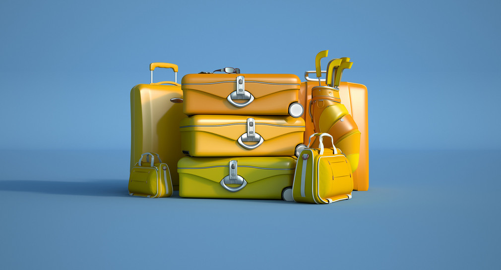 Mehrere Koffer vor einem blauen Hintergrund