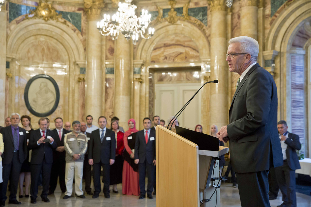 Ministerpräsident Winfried Kretschmann (r.) bei seiner Ansprache beim Iftar-Empfang
