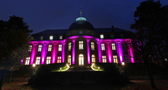 Die Villa Reitzenstein violett beleuchtet (Bild: Staatsministerium Baden-Württemberg)