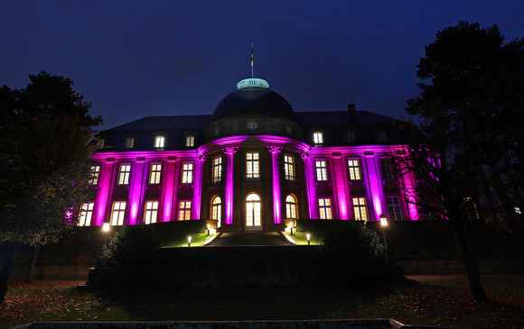 Die Villa Reitzenstein violett beleuchtet (Bild: Staatsministerium Baden-Württemberg)