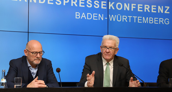 Ministerpräsident Winfried Kretschmann (r.) und Verkehrsminister Winfried Hermann (l.) (Bild: Staatsministerium Baden-Württemberg)